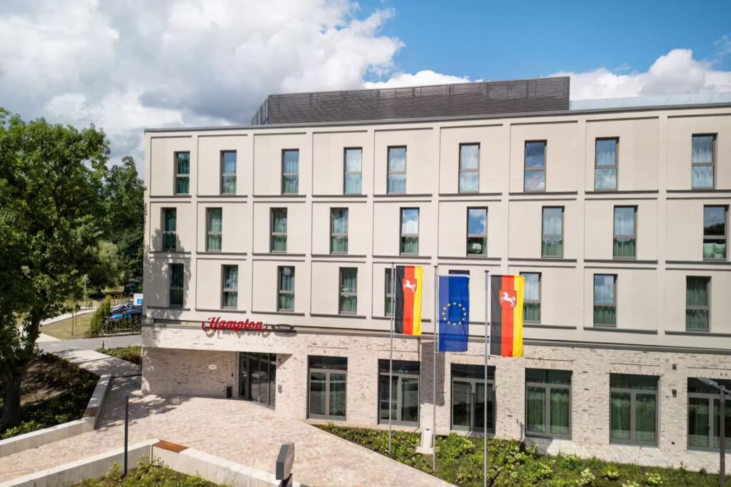Außenbereich des Hotels mit Gebäude und Garten
