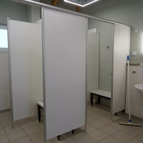 Zwei Umkleide- und Duschkabinen.