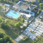 Luftbild vom Stellplatz mit Sicht auf das Celler Badeland, die Minigolfanlage und den Sportplatz.