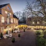 Garten vor dem Hotel Fürstenhof in Celle am Abend mit Beleuchtung
