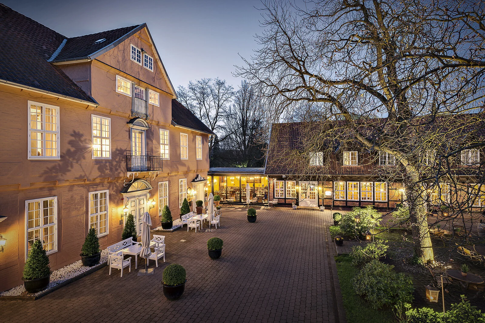 Garten vor dem Hotel Fürstenhof in Celle am Abend mit Beleuchtung