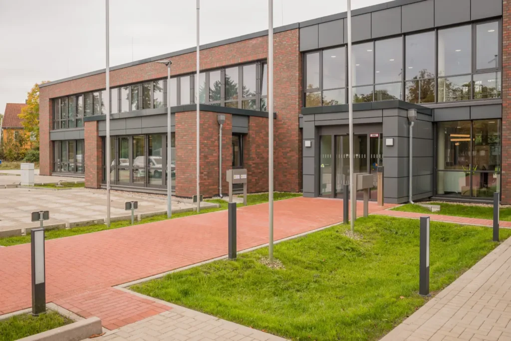 Außenbereich des Eingangs vom Hauptgebäude der Stadtwerke Celle