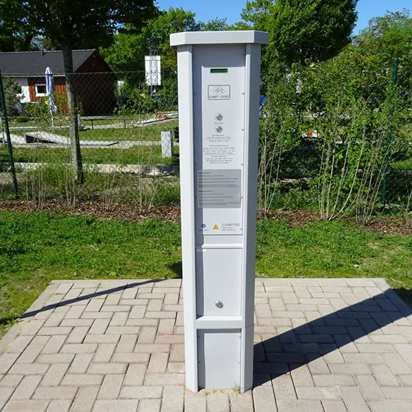 Eine graue, menschengroße Säule für die Trinkwasserversorgung mit einem Display, Beschriftungen und Knöpfen.