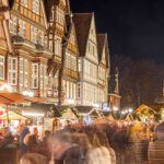 Festlich beleuchteter Weihnachtsmarkt Celle inmitten der historischen Fachwerkhäuser der Altstadt. Zahlreiche Besucher schlendern zwischen liebevoll dekorierten Ständen.
