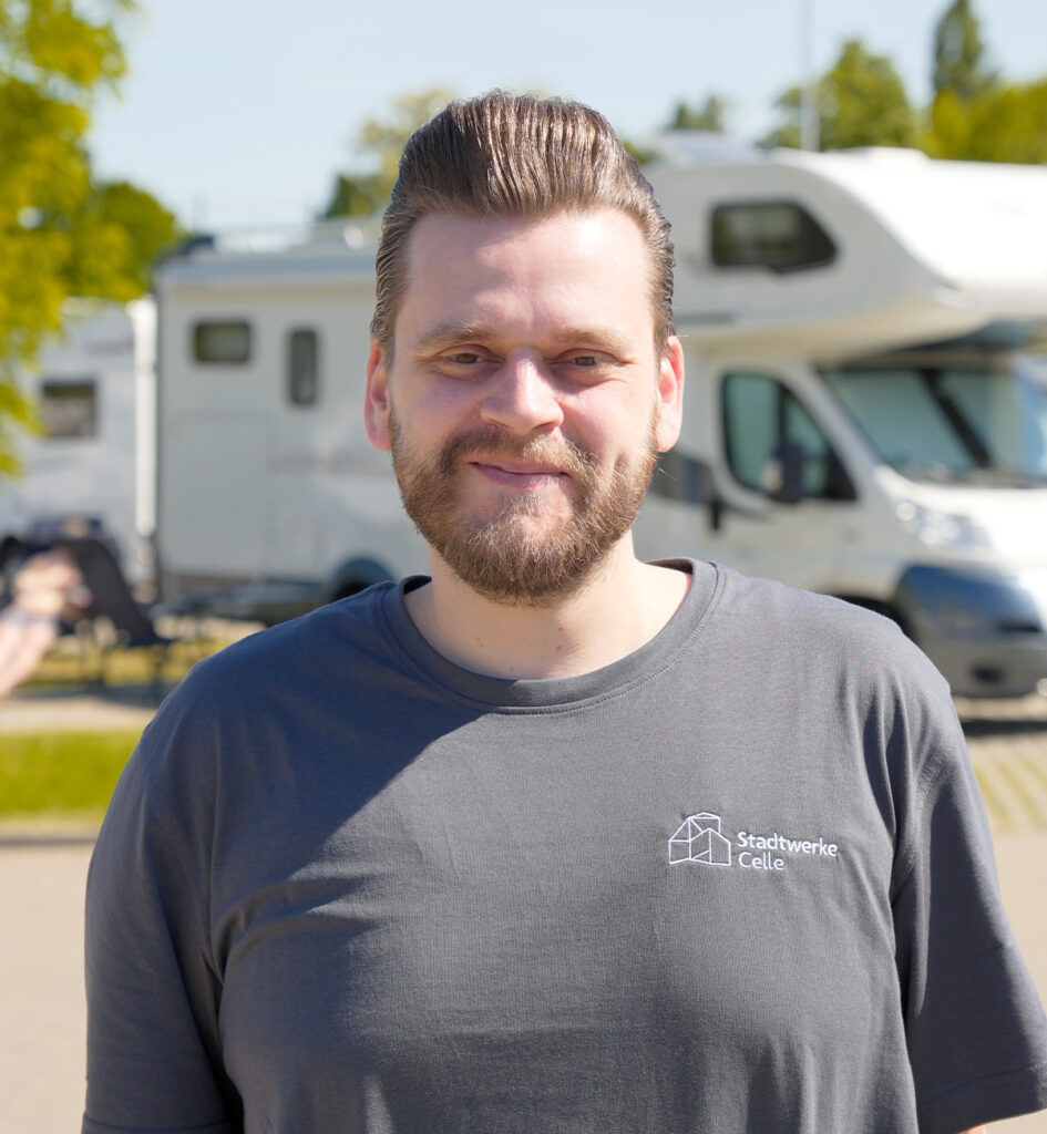 Portrait von Maik Birr. Er trägt ein schwarzes T-Shirt mit Stadtwerke Celle Logo, hat einen kurzen Vollbart und dunkelblonde Haare.