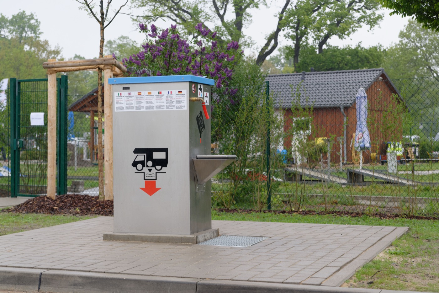 Die Entsorgungsstation für Abwasser mit Anleitungsschildern in verschiedenen Sprachen.