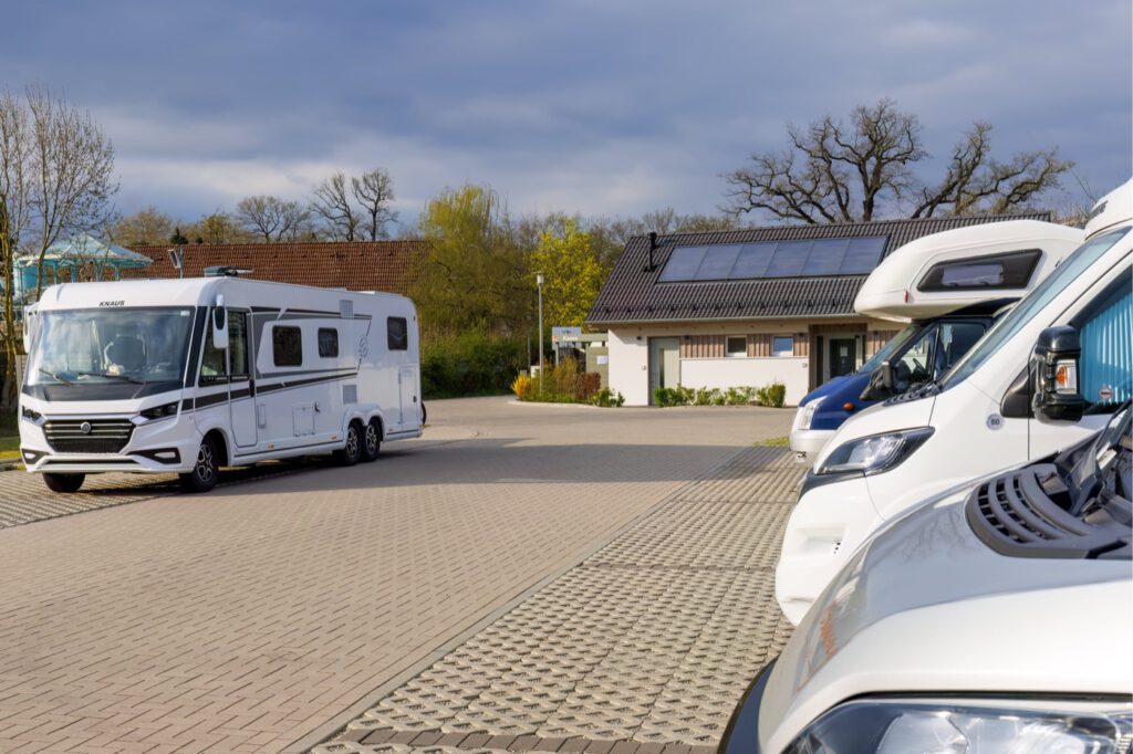 Blick über den Stellplatz auf das Kassen- und Service-Haus.