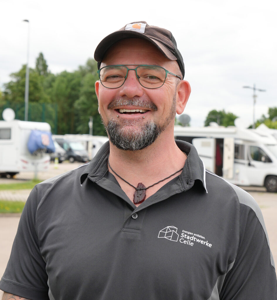 Portrait von Jörn Festerling. Er trägt ein schwarzes T-Shirt mit Stadtwerke Celle Logo, eine Braune Cappy und hat einen kurzen Vollbart.