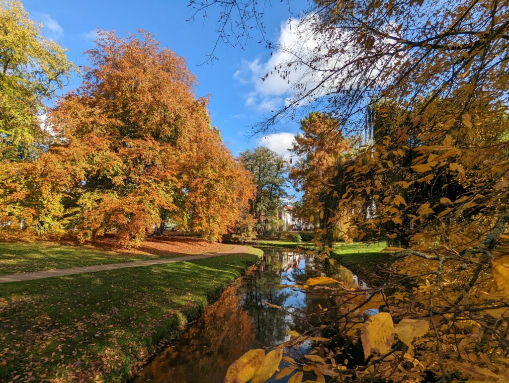 Französischer Garten im Herbst mit bunten Bäumen
